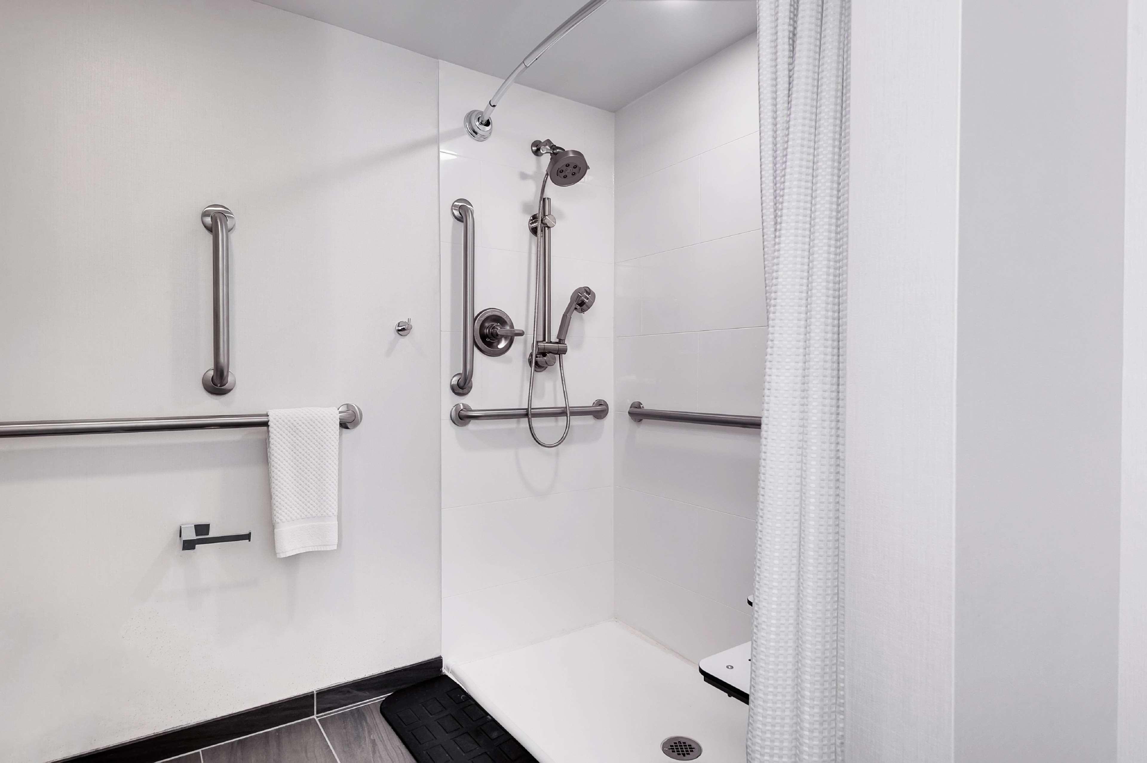 Hotel Embassy By Hilton Crabtree Raleigh